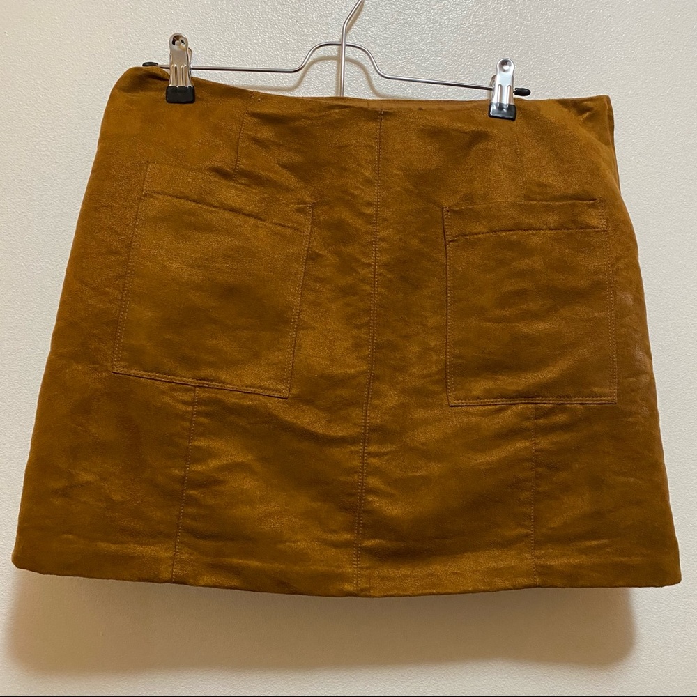 Mini Skirt (Two front Pockets) Zipper in the back. Very Good Condition!
